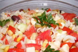 Salată de paste cu somon afumat