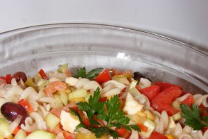 Salată de paste cu somon afumat