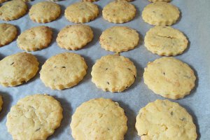 Biscuiti cu chimen si parmezan