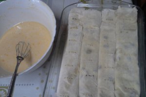 Placinta cu branza si stafide in rulouri
