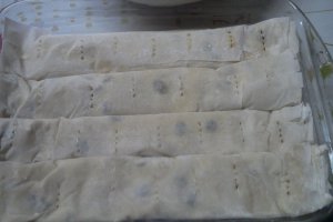 Placinta cu branza si stafide in rulouri