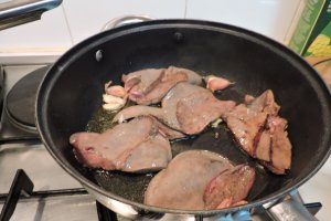 Ficat de porc cu sos de mustar