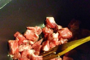 Mancare de porc cu broccoli si rosi cherry