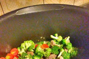Mancare de porc cu broccoli si rosi cherry