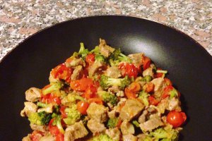 Mancare de porc cu broccoli si rosi cherry