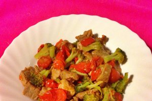 Mancare de porc cu broccoli si rosi cherry
