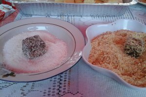 Tăvălite cu nuca de cocos și miez de nucă