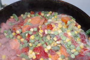 Penne cu legume mexicane si mezeluri