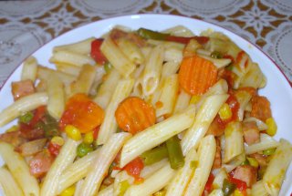 Penne cu legume mexicane si mezeluri