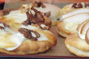 Tartine cu branza, nuci si pere