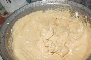 Prajitura cu crema caramel si frisca