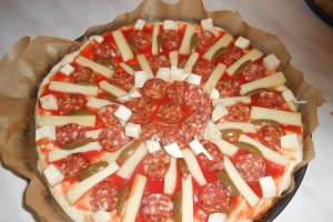 Pizza cu carnati picanti
