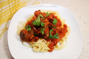 Spaghete cu chiftele si sos de rosii