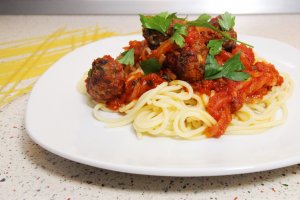 Spaghete cu chiftele si sos de rosii