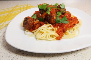 Spaghete cu chiftele si sos de rosii