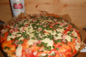 Pizza cu ceapa verde