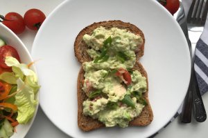 Salata de ton dietetica cu avocado si iaurt
