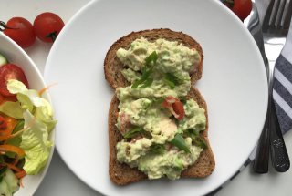 Salata de ton dietetica cu avocado si iaurt
