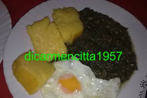 Urzici cu ochiuri si mamaliguta prajita.