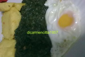 Urzici cu ochiuri si mamaliguta prajita.