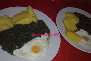 Urzici cu ochiuri si mamaliguta prajita.