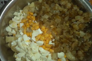 Salata de legume fierte cu maioneza si patrunjel verde