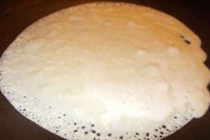 Banane infasurate in clatite cu susan, cu crema de ciocolata si lapte