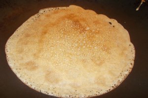 Banane infasurate in clatite cu susan, cu crema de ciocolata si lapte