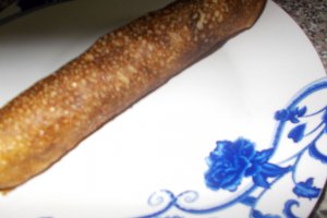 Banane infasurate in clatite cu susan, cu crema de ciocolata si lapte
