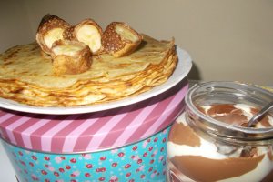 Banane infasurate in clatite cu susan, cu crema de ciocolata si lapte
