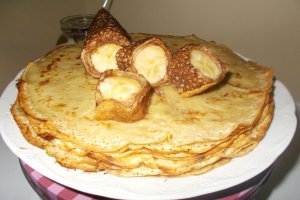 Banane infasurate in clatite cu susan, cu crema de ciocolata si lapte