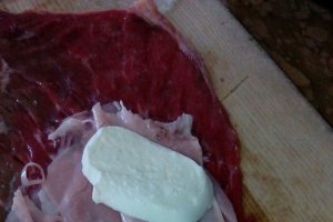 Pachetele din carne de vita cu sunca si mozzarella