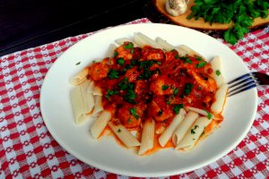 Penne cu piept de pui in sos de rosii cu usturoi