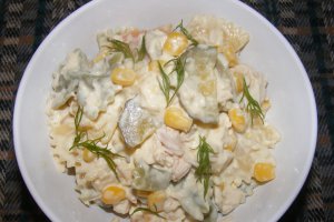 Salată de paste cu carne de pui şi maioneză