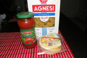 Farfalle cu cascaval si sos de rosii cu busuioc la cuptor