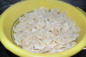 Farfalle cu cascaval si sos de rosii cu busuioc la cuptor