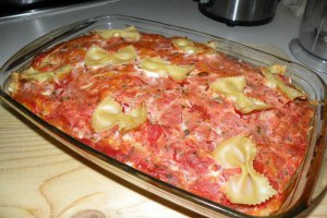 Farfalle cu cascaval si sos de rosii cu busuioc la cuptor