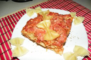 Farfalle cu cascaval si sos de rosii cu busuioc la cuptor