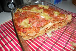 Farfalle cu cascaval si sos de rosii cu busuioc la cuptor