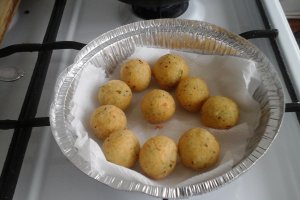 Bulete din telemea si cascaval