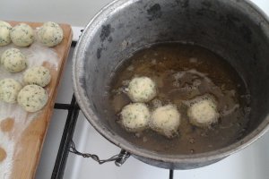 Bulete din telemea si cascaval