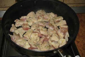 Mini-placinte cu carne de pui, ceapa si tarhon