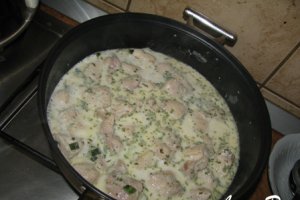 Mini-placinte cu carne de pui, ceapa si tarhon