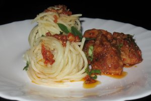 Spaghetti cu pulpă de porc în sos