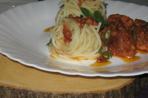 Spaghetti cu pulpă de porc în sos