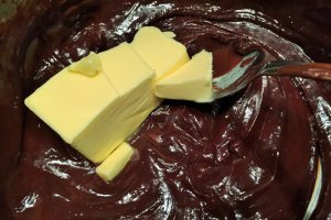 Tarta cu ciocolata, frisca si fructe de padure