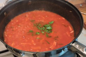 Tortellini cu sos de tomate si bacon