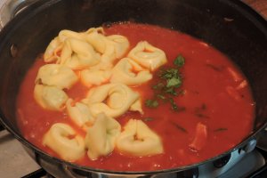 Tortellini cu sos de tomate si bacon