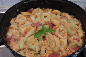 Tortellini cu sos de tomate si bacon