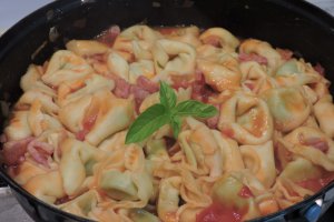 Tortellini cu sos de tomate si bacon